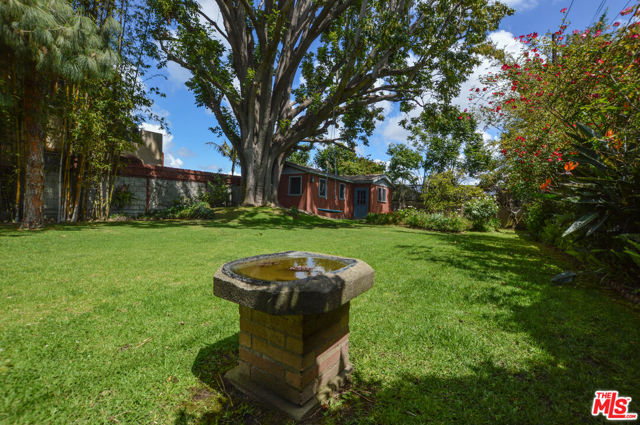 11136 Lucerne Avenue, Culver City CA: https://media.crmls.org/mediaz/561bcfc6-d822-4ea3-a952-b524c75fc541.jpg