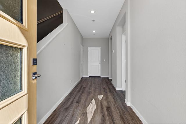 Detail Gallery Image 2 of 24 For 2561 Natomas Crossing, Sacramento,  CA 95834 - 4 Beds | 3/1 Baths