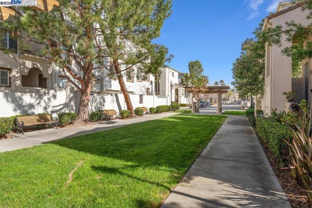 43 Rain Walk, Milpitas CA: https://media.crmls.org/mediaz/561ce386-91da-450f-9364-1e94bed9d138.jpg