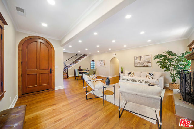 588 N Gower Street, Los Angeles CA: https://media.crmls.org/mediaz/561dfa61-2934-4f14-903b-b9926851976c.jpg