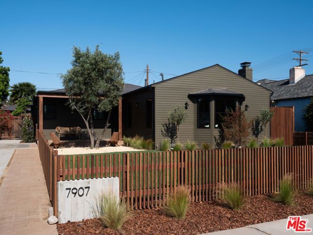7907 Croydon Avenue, Los Angeles CA: https://media.crmls.org/mediaz/561e3983-73e1-46ac-8da6-6049c0dd42db.jpg