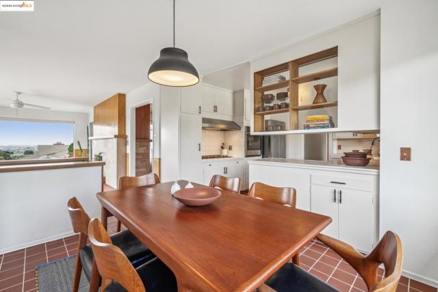 8499 Aster Ave, Oakland CA: https://media.crmls.org/mediaz/561ee9c0-7aca-4c19-90a6-feb883cae2ee.jpg
