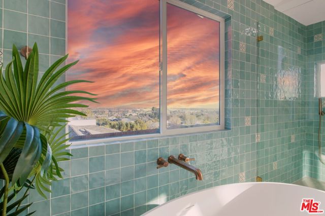 905 Berkeley Street, Santa Monica CA: https://media.crmls.org/mediaz/561f3e04-3398-4862-b9e3-052bb3b23b16.jpg