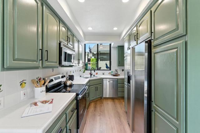 588 Marlin Court, Redwood City CA: https://media.crmls.org/mediaz/561f3f48-172d-4b83-95d4-d5572d76ba02.jpg