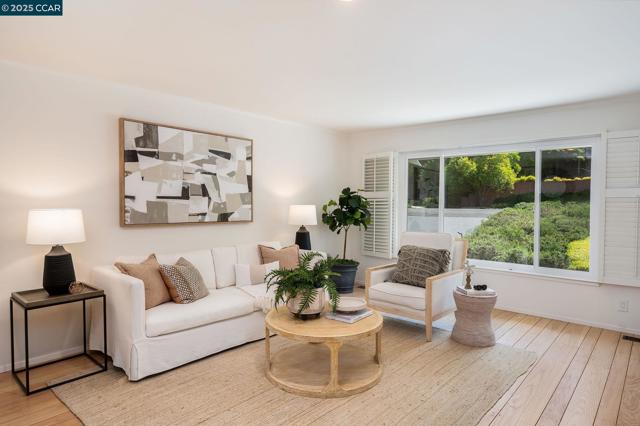 3402 Goyak Dr, Lafayette CA: https://media.crmls.org/mediaz/561f719d-bf36-4983-99b7-e8a0f4a08ae8.jpg
