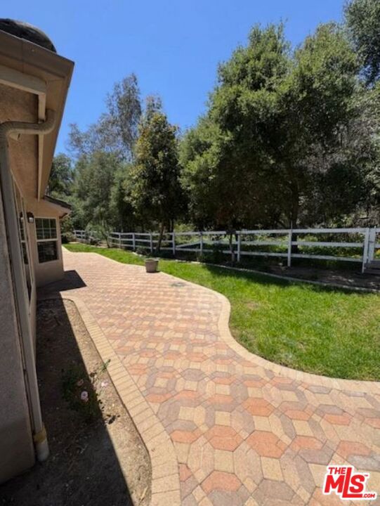 1808 Fallbrook Oaks Court, Fallbrook CA: https://media.crmls.org/mediaz/561f7b94-4e63-4393-8904-dc8893ec9e57.jpg
