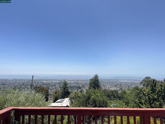 7618 Sunkist Dr, Oakland CA: https://media.crmls.org/mediaz/561f930b-2551-40e0-af36-7a401c763ba7.jpg