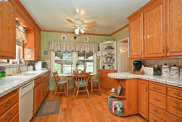 1380 E Juana Ave, San Leandro CA: https://media.crmls.org/mediaz/56206a7a-db17-4a9f-92ef-265af0dcdc9f.jpg