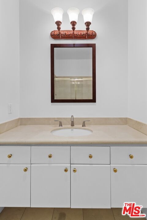 121 N Almont Drive, Beverly Hills CA: https://media.crmls.org/mediaz/56208b37-7a03-4fa7-ba93-4f6e873224c5.jpg