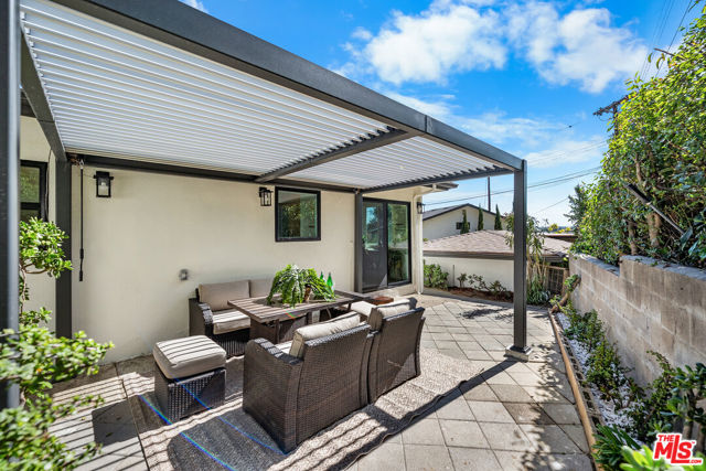 3260 Sagamore Way, Los Angeles CA: https://media.crmls.org/mediaz/5620a22e-77c8-48ad-af3b-18d25ff39ff0.jpg