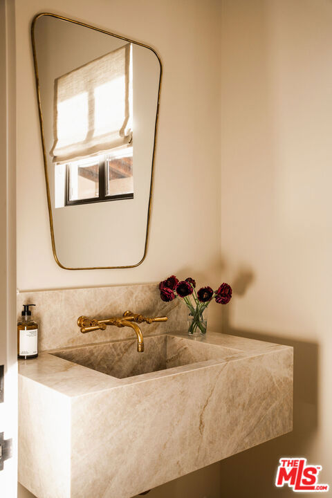 976 N Alpine Drive, Beverly Hills CA: https://media.crmls.org/mediaz/5620e7df-3d23-475e-8936-5a879f1f1d49.jpg