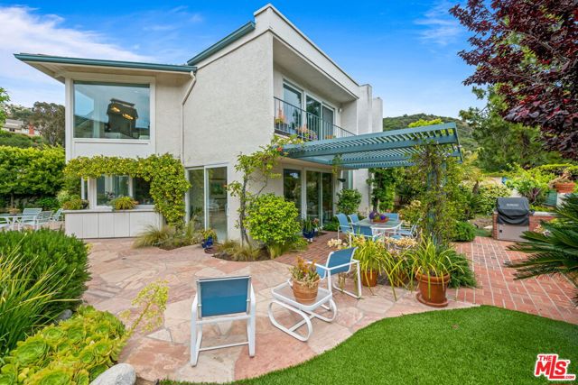 17152 Avenida De Santa Ynez, Pacific Palisades CA: https://media.crmls.org/mediaz/56215a35-5b2f-4ea7-bff1-d65538d6ae87.jpg