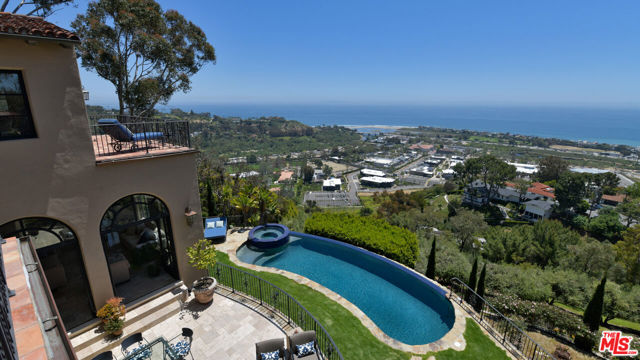 23806 Malibu Crest Drive, Malibu CA: https://media.crmls.org/mediaz/56219931-ba70-4ad1-b427-fb5ce11f385f.jpg