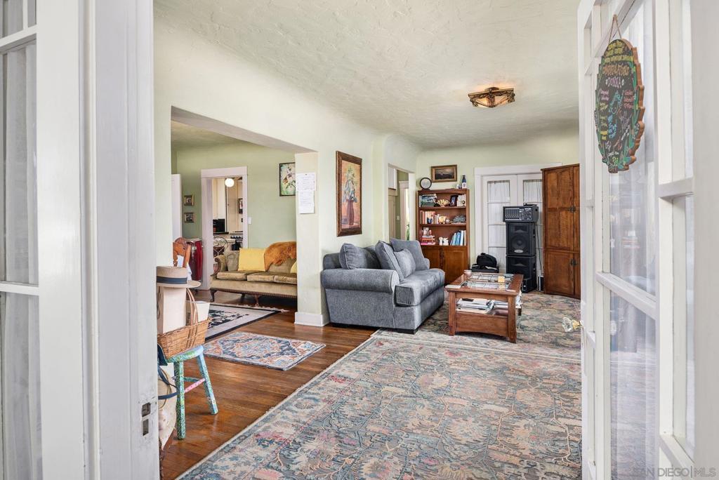 https://media.crmls.org/mediaz/5622a8ad-b543-42e2-a726-9ca891bfc019.jpg?preset=X-Large