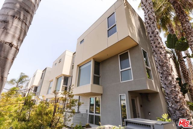 310 Washington Boulevard, Marina del Rey CA: https://media.crmls.org/mediaz/5623010e-d1a3-42e4-9aca-04ac8f216e92.jpg