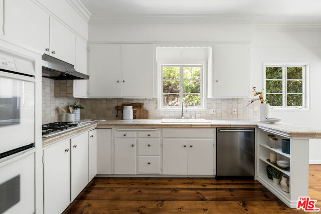 5700 Spring Oak Drive, Los Angeles CA: https://media.crmls.org/mediaz/5623f496-f084-4481-b0cc-dc8c05e9ab08.jpg