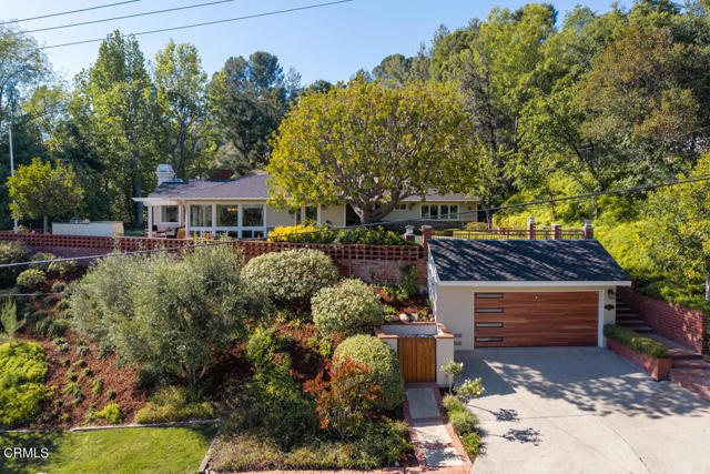5109 Redwillow Lane, La Canada Flintridge CA: https://media.crmls.org/mediaz/5623fdbe-c1f6-4a0b-8faa-693e8cc1ba2c.jpg