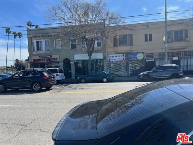 2216 W Jefferson Boulevard, Los Angeles CA: https://media.crmls.org/mediaz/5624165e-04f1-4acc-b738-3c00fe65223b.jpg