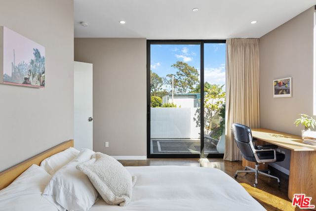 1102 Amoroso Place, Venice CA: https://media.crmls.org/mediaz/56245b3e-829c-4a0c-8e01-450947d8fd23.jpg