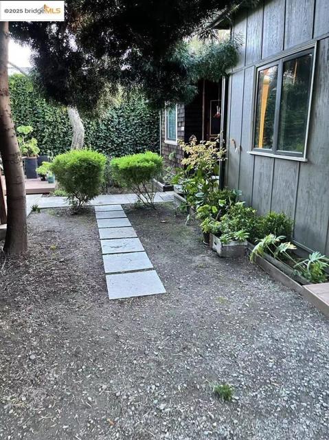 1906 Bonita AVE, Berkeley CA: https://media.crmls.org/mediaz/5624a18f-bbaf-4067-a76c-0ff520891315.jpg