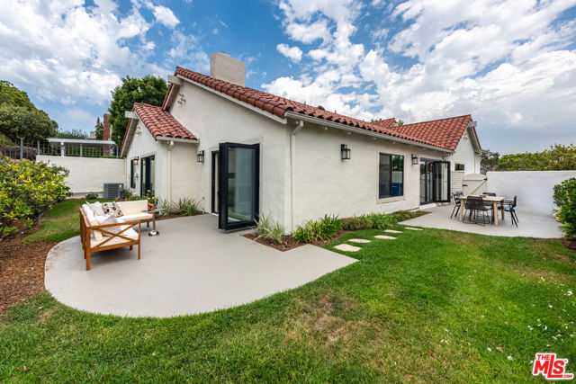 10 Village Circle, Manhattan Beach, California 90266, 3 Bedrooms Bedrooms, ,2 BathroomsBathrooms,Residential,For Sale,Village,25585917