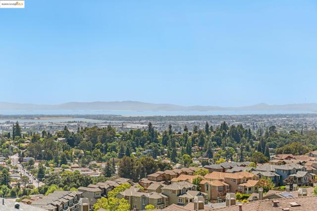 6757 Skyview Dr, Oakland CA: https://media.crmls.org/mediaz/5624bfa7-2046-4d6c-b782-be468a4f1438.jpg