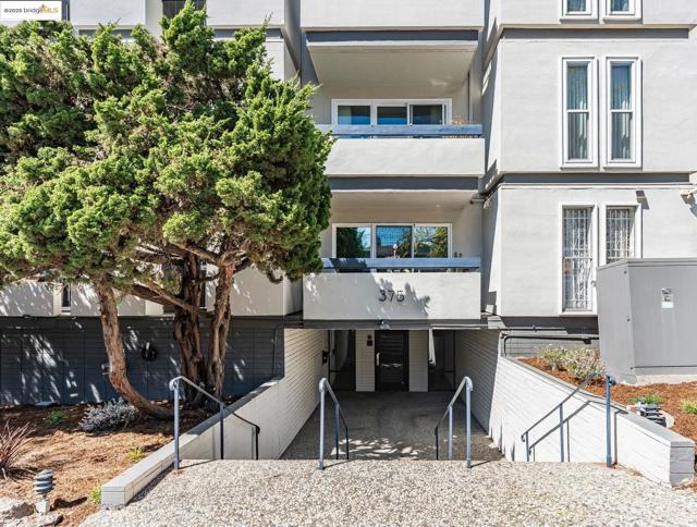 375 Jayne Avenue, Oakland CA: https://media.crmls.org/mediaz/56250285-253b-400c-ae83-e0cd76717649.jpg