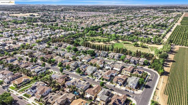 1008 Finn Way, Brentwood CA: https://media.crmls.org/mediaz/56250468-9932-4ca6-93e0-575de54f62f9.jpg