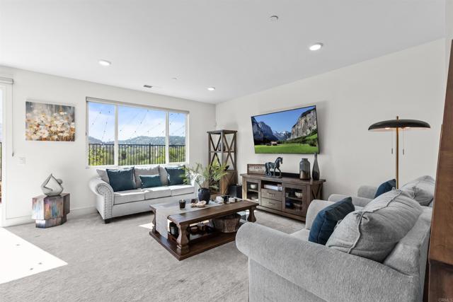 Detail Gallery Image 7 of 30 For 35076 Hacienda Heights, Fallbrook,  CA 92028 - 4 Beds | 3 Baths