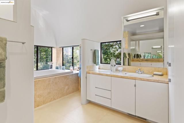 20 Ascot Ct, Oakland CA: https://media.crmls.org/mediaz/56274cc6-be28-41e2-ad23-5448823aa2ce.jpg