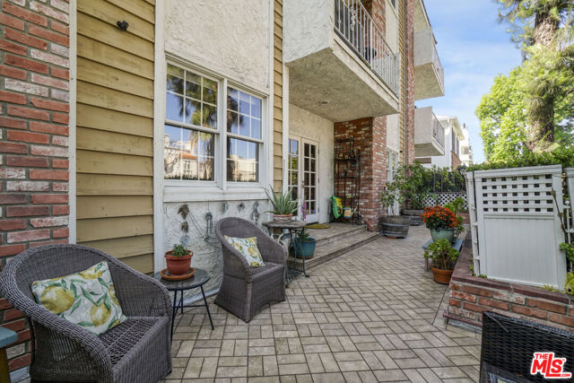 4401 Moorpark Way, Toluca Lake CA: https://media.crmls.org/mediaz/56281113-1ce2-4f13-a7ca-2e9a3860a279.jpg