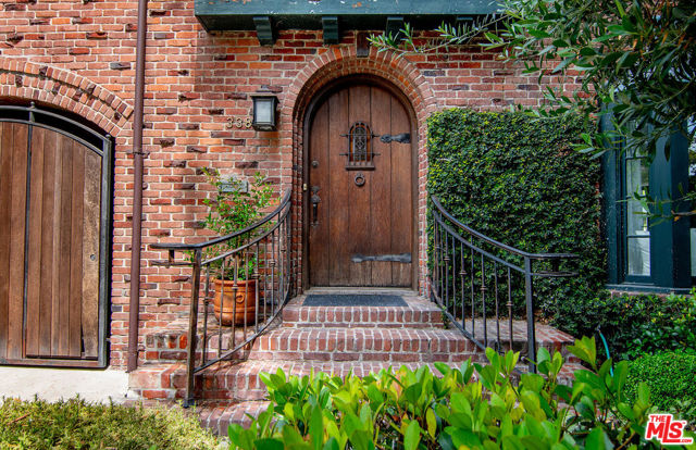 338 S Highland Avenue, Los Angeles CA: https://media.crmls.org/mediaz/56285857-ab47-4ef1-8a13-b1939f3ff52e.jpg
