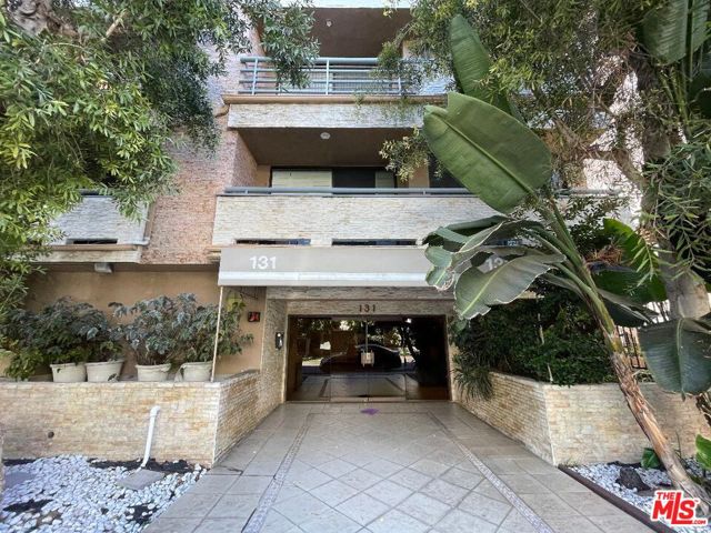 131 N Wetherly Drive, Los Angeles CA: https://media.crmls.org/mediaz/56291832-68ff-45ed-b0bc-66089015befa.jpg
