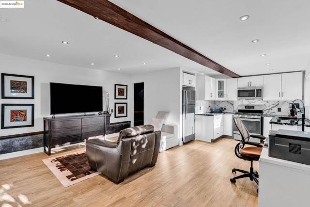 6141 Merriewood Dr, Oakland CA: https://media.crmls.org/mediaz/5629279f-d800-4f78-9c4f-57d1bd907c69.jpg