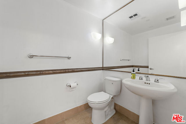 13600 Marina Pointe Drive, Marina del Rey CA: https://media.crmls.org/mediaz/5629d902-ec39-443a-8592-0e4804dcc2ae.jpg