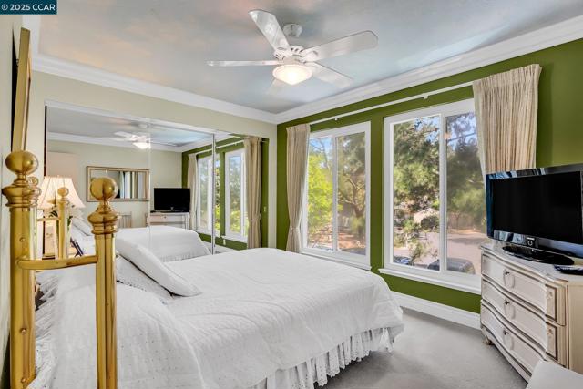 117 Alta Mesa Ct, Moraga CA: https://media.crmls.org/mediaz/5629efcd-7a95-4728-be3e-60d1aae7c6ab.jpg