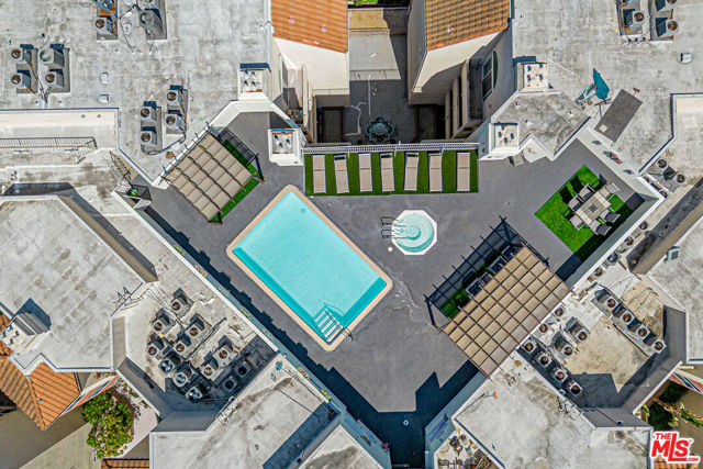 620 S Gramercy Place, Los Angeles CA: https://media.crmls.org/mediaz/562ad15b-913b-4bba-87f9-f042350bf5d3.jpg