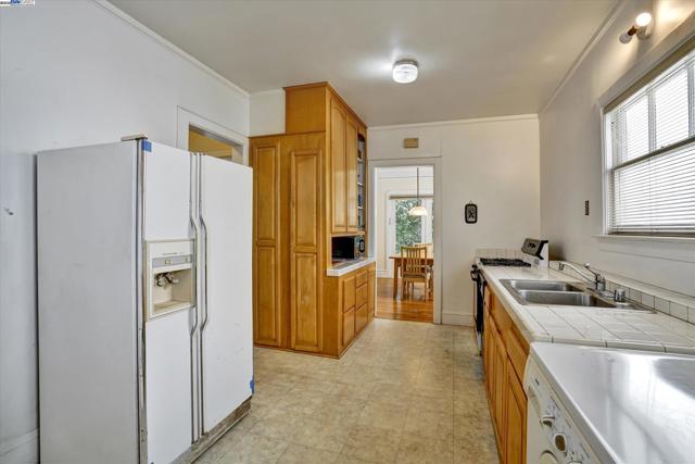 5378 Broadway, Oakland CA: https://media.crmls.org/mediaz/562b0807-b888-43e8-95c5-cb0e3a27433d.jpg