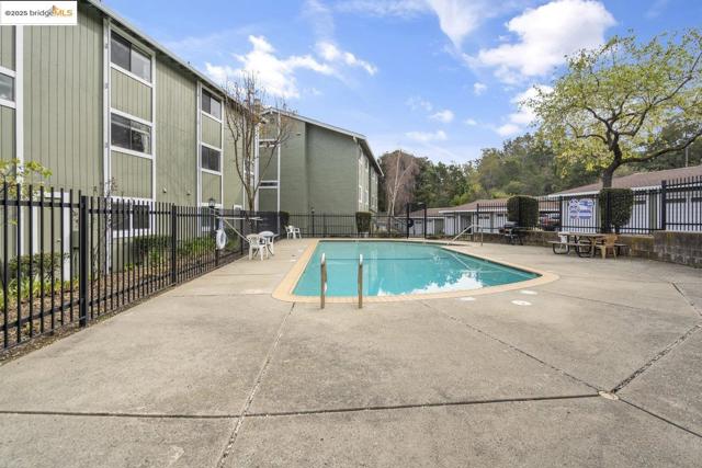 8711 Mountain Blvd, Oakland CA: https://media.crmls.org/mediaz/562b0b63-489f-4e4c-ae9a-66062ffeb3cb.jpg