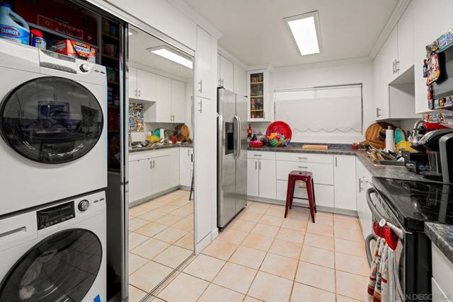 Image 18 of 33 For 2540 Clairemont Dr  307