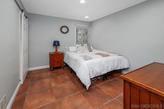 13627 Poway Springs Rd, Poway CA: https://media.crmls.org/mediaz/562c2936-6cae-4645-a6f9-25229a396e14.jpg