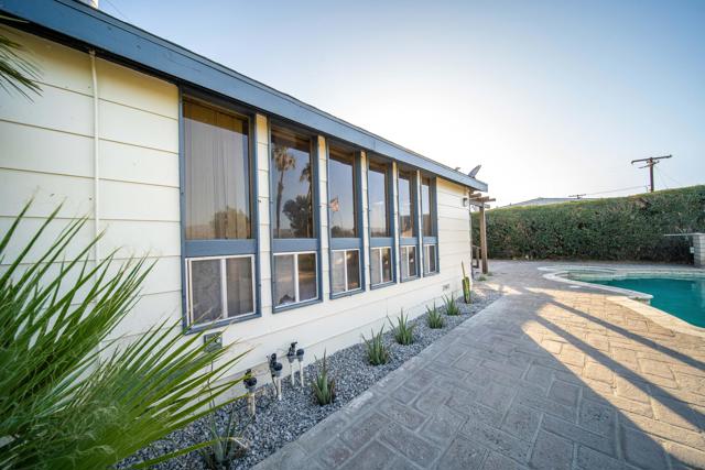 33440 Carlsbad Circle, Thousand Palms CA: https://media.crmls.org/mediaz/562cc689-e1de-4395-8e2c-7511c19f2688.jpg