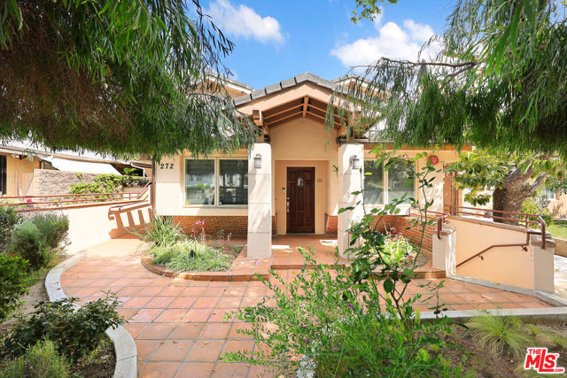 272 N Chester Avenue, Pasadena CA: https://media.crmls.org/mediaz/562d77c9-5610-4009-b5bc-6a072fc551fe.jpg
