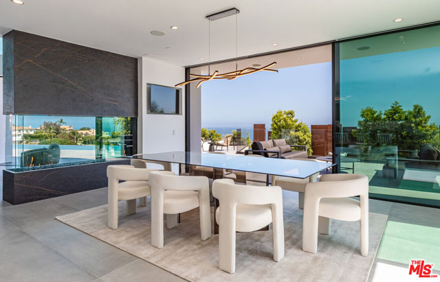 6156 Zumirez Drive, Malibu CA: https://media.crmls.org/mediaz/562d86a4-59ad-4353-bc27-20bb14b5d26a.jpg