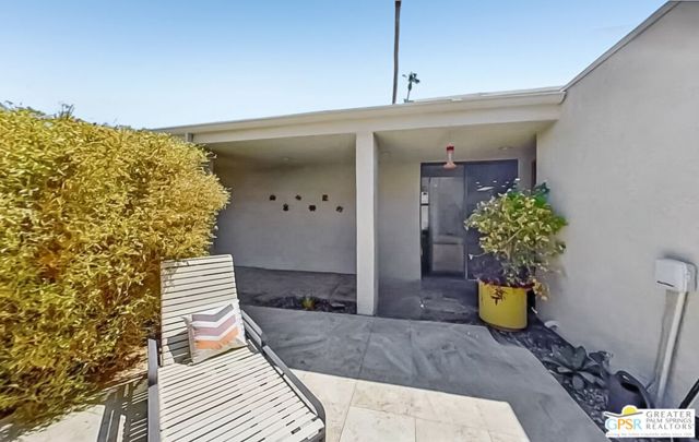 1445 Via Isla, Palm Springs CA: https://media.crmls.org/mediaz/562d9114-1ab9-49a3-8a45-c4392a5651d6.jpg