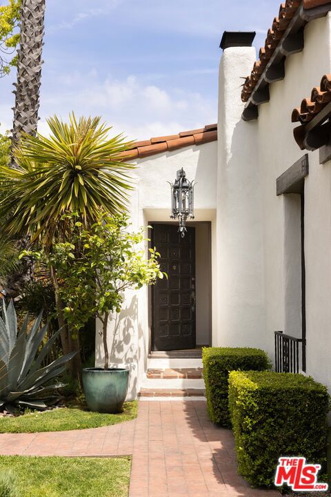 1012 Superba Avenue, Venice CA: https://media.crmls.org/mediaz/562de8a6-d5b1-4e9b-9031-88fa8c881d4a.jpg