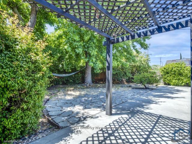 1038 Enderby Way, Sunnyvale CA: https://media.crmls.org/mediaz/562e2011-d204-4b4b-8707-021af2006845.jpg