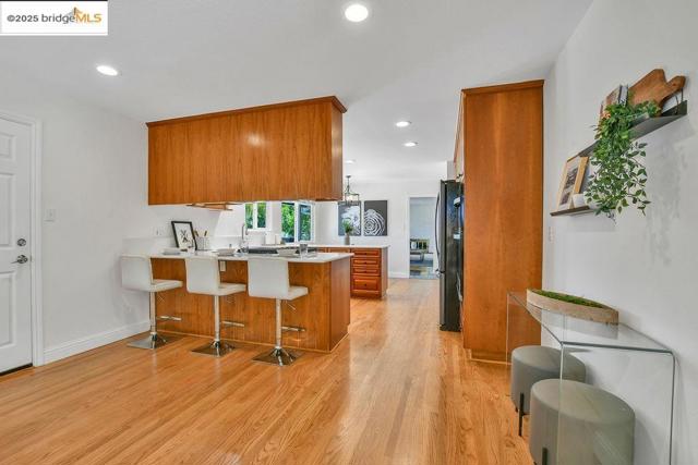 789 E Angela St, Pleasanton CA: https://media.crmls.org/mediaz/562f2038-87c1-442a-bde6-e85c71ce4152.jpg