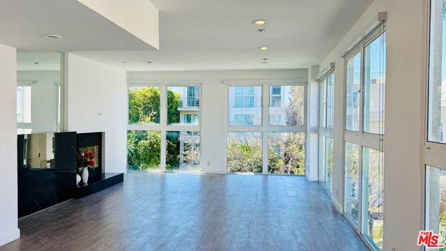 1932 Selby Avenue, Los Angeles CA: https://media.crmls.org/mediaz/562f45a6-48e5-4ae0-b0b4-37c74f0553f7.jpg