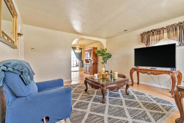 130 Cypress Street, Redwood City CA: https://media.crmls.org/mediaz/562f969c-7ec8-4a1d-829f-bf7e98b9fd3d.jpg